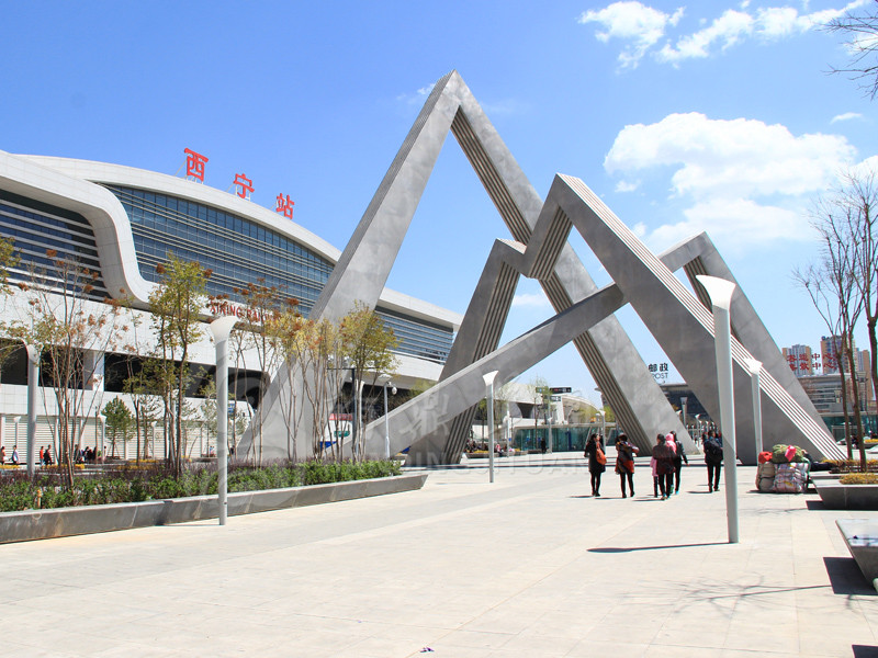 ，材质：不锈钢，规格：高25m，宽35m，位于青海西宁火车站.jpg